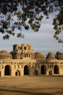Fil ahırları, Hampi, Vijayanagar, UNESCO Dünya Mirası alanı, Deccan Platosu, Taluka Hastanesi, Bellary Bölgesi, Karnataka, Hindistan