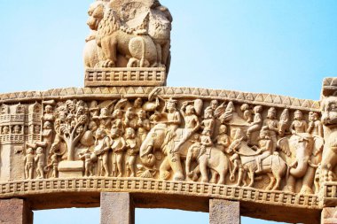 Buda 'nın hikayelerinin yakın görüntüsü üst paneldeki batı kapısı stupa 1, Bhopal, Madhya Pradesh, Hindistan yakınlarındaki Sanchi' nin iç manzarası 