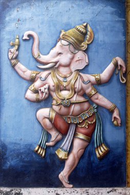 Tapınak duvarında dans eden Lord Ganesh Ganpati 'nin renkli rahatlaması.