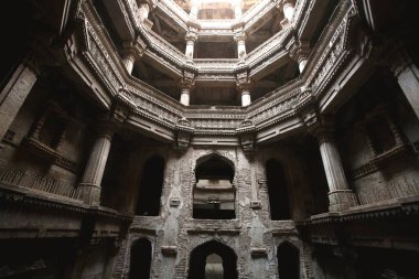 Adalaj step kuyusu ya da vav 1499 yılında Ahmedabad, Gujarat, Hindistan Kraliçesi Radhabai tarafından inşa edilmiştir..