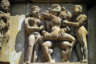 Vishvanath Tapınağı 'nın duvarındaki Mithuna çiftleri Khajuraho madhya pradesh Hindistan