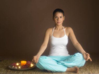 Güney Asyalı kadın yoga yapıyor.