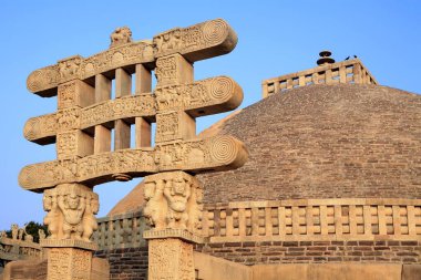 Kral Ashok, Sanchi, Bhopal, Madhya Pradesh, Hindistan tarafından inşa edilen Stupa 1 'in göbekli cüceleri tarafından desteklenen mimar geçitleri. 