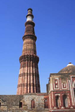 Kutub Minar ve Alai Darwaza 1311 kırmızı kumtaşı kulesinde inşa edildi, Delhi, Hindistan UNESCO Dünya Mirası Bölgesi