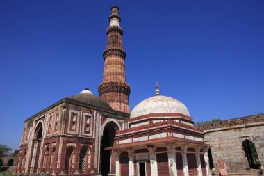 Alai Darwaza , Imam Zamins tomb and Qutab Minar built in 1311 red sandstone tower , Delhi , India UNESCO World Heritage Site clipart