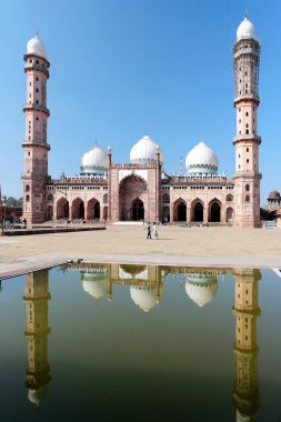 Taj _ ul Mescidi yansıması 1868 'de Şah Cihan begum, Bhopal, Madhya Pradesh, Hindistan tarafından inşa edilen gölette 