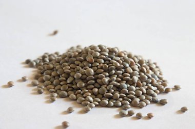 Çiğ siyah mercimek tohumu yığını, stüdyo çekimi 