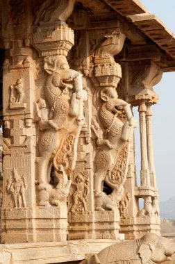 Vitthal Temple, Hampi, Karnataka, Hindistan 'da dekoratif sütunlar oyuluyor.