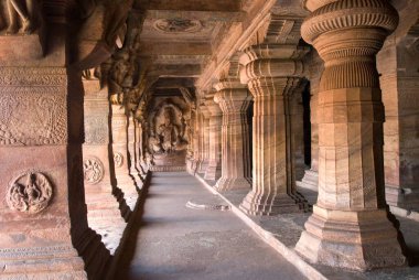 Üçüncü mağara Vishnu 'ya adanmıştır. Badami, Karnataka, Hindistan' daki en büyük ve en ayrıntılı mağara. 