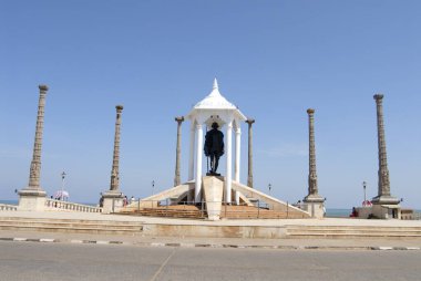 Mahatma Gandhi 'nin Gandi anısına yapılan anıt şimdi Hindistan' ın Puducherry Union Bölgesi 'nde bulunan Pondicherry' de zengin sütunlar oyuldu.