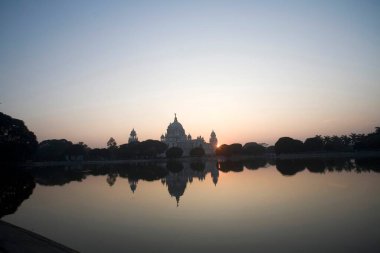 Victoria anısının göldeki akşam manzarası British Raj, Kalküta 'yı anımsatıyor. Şimdi Kolkata, Batı Bengal, Hindistan