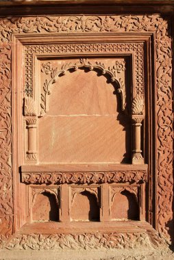 Kalenin içinde kırmızı taş oyma, Bikaner, Rajasthan, Hindistan 