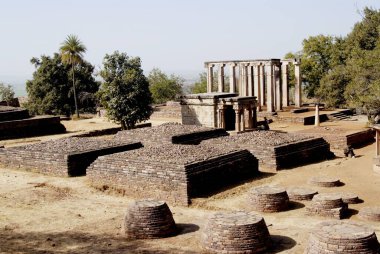 Mahastupa yakınlarında Sanchi, Bhopal, Madhya Pradesh, Hindistan 'da 1 numaralı Budist mimari yapısının temel ve temel yapıları. 