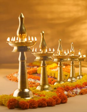 Hindistan 'daki Diwali Festivali sırasında pirinç lambalar ve çiçek süslemeleri 