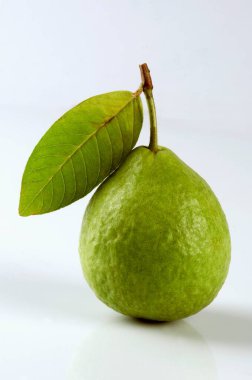 Meyve, beyaz arka planda yaprağı olan bir yeşil guava.