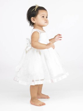 Beyaz elbise giyen neşeli Hintli kız. 