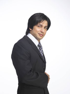 Güney Asyalı yönetici ayakta duruyor 