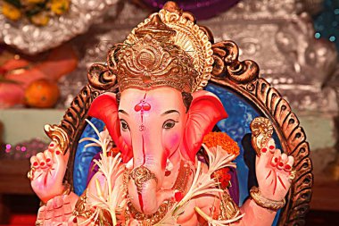 Hint festivali Ganesh Chaturthi Ganpati fil heykelini kutluyor. Bombay Mumbai, Maharashtra, Hindistan  
