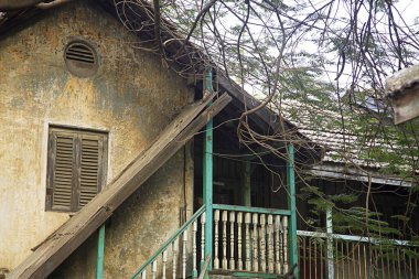 Eski Chawl çamur çatı ahşap balkon ve merdiven şehir sokak Chikalwadi, Tukaram Javji Marg Grant Yolu, Bombay Mumbai, Maharashtra, Hindistan 