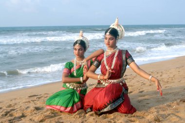 Dansçılar klasik Odissi dansını Bengal Körfezi, Konarak, Orissa, Hindistan 'da yapıyorlar. 