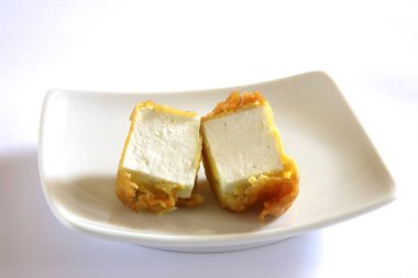 Hint mutfağı, fast food aperatifleri beyaz arka planda servis edilen peynirli paketler.