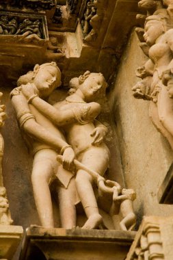 Hindistan, Madhya Pradesh, Khajuraho 'daki Lakshmana Tapınağı' nda maymunlara sataşan genç bir çiftin erotik heykeli.