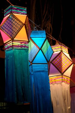 Mahim, Bombay Mumbai, Maharashtra, Hindistan 'da diwali deep awali sırasında satılık üç renkli fener sergilenmektedir. 