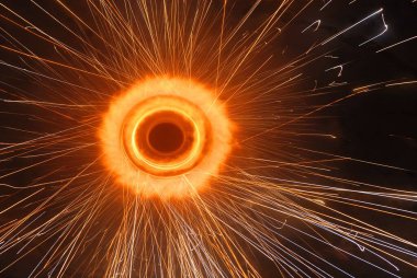 Kara gökyüzünde sarmal havai fişekler, havai fişekler patlaması 