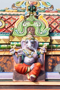 Tapınağa, Thanjavur 'a, Tamil Nadu' ya, Hindistan 'a Ganesh Ganesh Ganpati' nin boyalı heykeli.