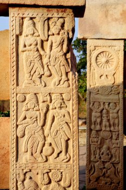 Hindistan 'ın Madhya Pradesh, Bhopal' in 46km kuzeydoğusundaki Sanchi 'nin etrafındaki duvarları, stupa 2 oyulmuş madalyonları yakından görebiliriz..