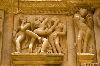 Hindistan, Madhya Pradesh, Khajuraho 'daki Khandariya Mahadev Tapınağı' nda yüzünü utanç verici akrobatik poziyonlarla kaplayan erotik heykel.