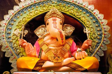 Ganpati festivali için Babu Genu Mandal, Pune, Maharashtra, Hindistan 'da Tanrı' ya giden Ganpati filinin zengin süslenmiş idolü.