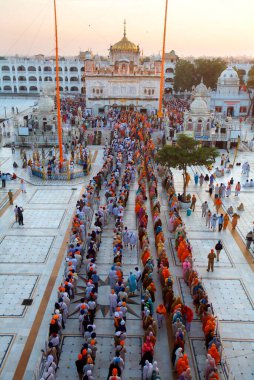 Sih müritleri, Sachkhand Saheb gurudwara, Nanded, Maharashtra, Hindistan 'da 30 Ekim 2008' de Guru Granth Sahib 'in kutlanması sırasında kuyruğa girdiler.