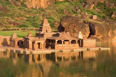 Bhutanatha tapınakları Badami, Karnataka, Hindistan 'daki antik Agasthya tirtha tankının doğu kıyısında.