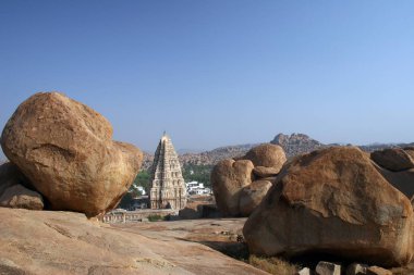 Boulders ve Hampi Tapınağı, Hampi Vijayanagar kalıntıları, Karnataka, Hindistan