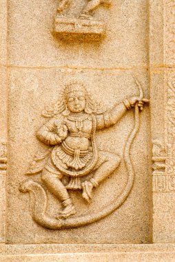 Bal Krishna, Hindistan, Karnataka Hampi 'deki Hazara Rama Tapınağı' nın duvarında yılan kurtarıcısının kralını öldürdü.
