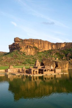 Bhutanatha tapınakları Badami, Karnataka, Hindistan 'daki antik Agasthya tirtha tankının doğu kıyısında.