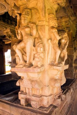 Ardhanarishvara heykeli Aihole, Karnataka, Hindistan 'daki Durga tapınağındaki sütunlardan birine oyulmuş.