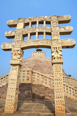 Stupa 3 duvarı, Hindistan 'ın Madhya Pradesh, Sanchi, Bhopal, Madhya Pradesh' in kuzeydoğusunda yer alan ana stupa 1 'in girişiyle birlikte yükselecek. 