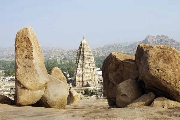 Karnataka Asya 'daki Hampi' deki Virupaksha tapınağı. 