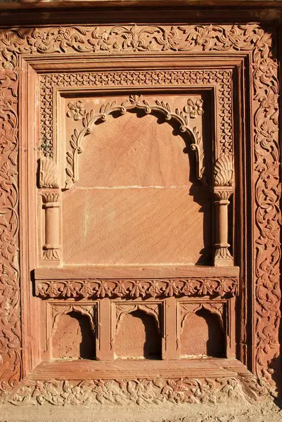 Kalenin içinde kırmızı taş oyma, Bikaner, Rajasthan, Hindistan 