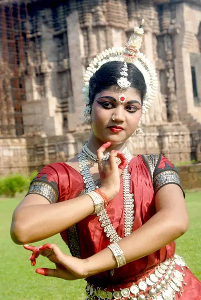 stock image Dancer performing classical traditional odissi dance at Konarak Sun temple, Konarak, Orissa, India 