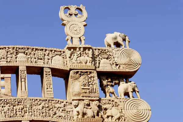 Sanchi, Bhopal, Madhya Pradesh, Hindistan 'a dikilmiş hikayelerin resmedildiği Güney Kapısı veya Maha stupa no 1 Torna