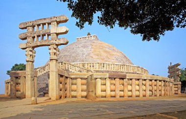 1 numaralı stupanın güney kapısı, Bhopal yakınlarında Sanchi, Madhya Pradesh, Hindistan 