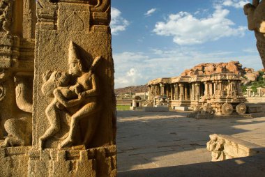 Kalyana Mandapa 'da Erotik panel ve Vitthala Tapınağı' nda Taş Savaş Arabası, Hampi, Karnataka, Hindistan