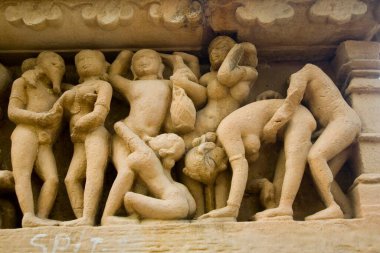 Lakshmana Tapınağı, Khajuraho, Madhya Pradesh, Hindistan 'da birbirini seven çiftlerin erotik heykelleri.