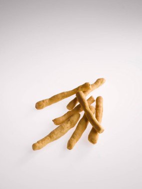 Beyaz arka planda atıştırmalıklar, ekmekler bisküviler 