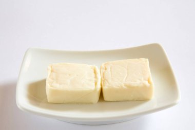Peynir katı ya da sert ev ya da süt ürünlerine basılmıştır.