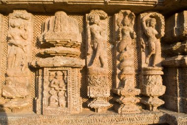 Hindu mitolojisindeki yarı insan yarı yılan yaratık, Konarak, Orissa, Hindistan 'daki Dünya Mirası Güneş Tapınağı kompleksindeki dansçılar tarafından kuşatılmış görünüyor.