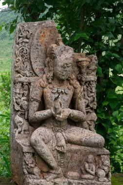 Mirası yıkılmış Buda heykeli. Kazı alanı, Ratnagiri, Orissa, Hindistan.